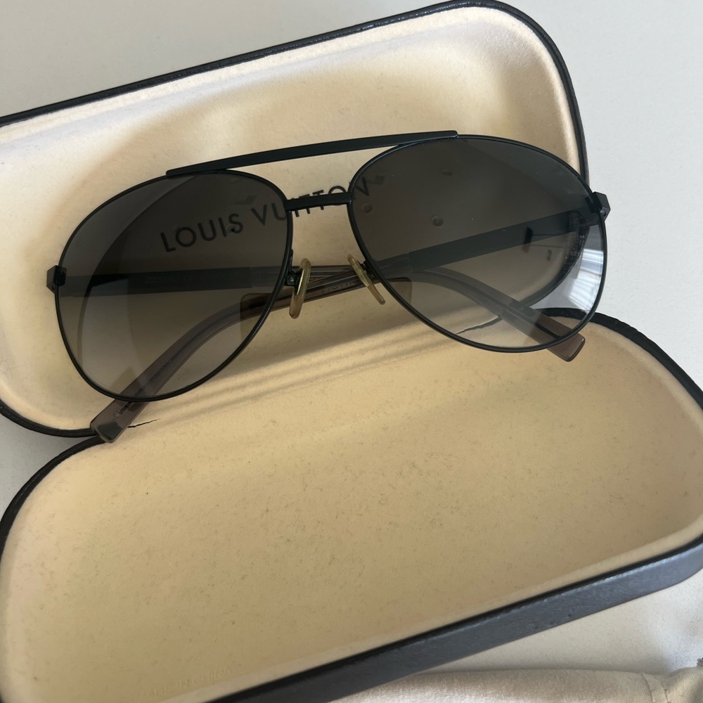 Louis Vuitton attitude pilote sunglasses in black - Picture 4 of 7